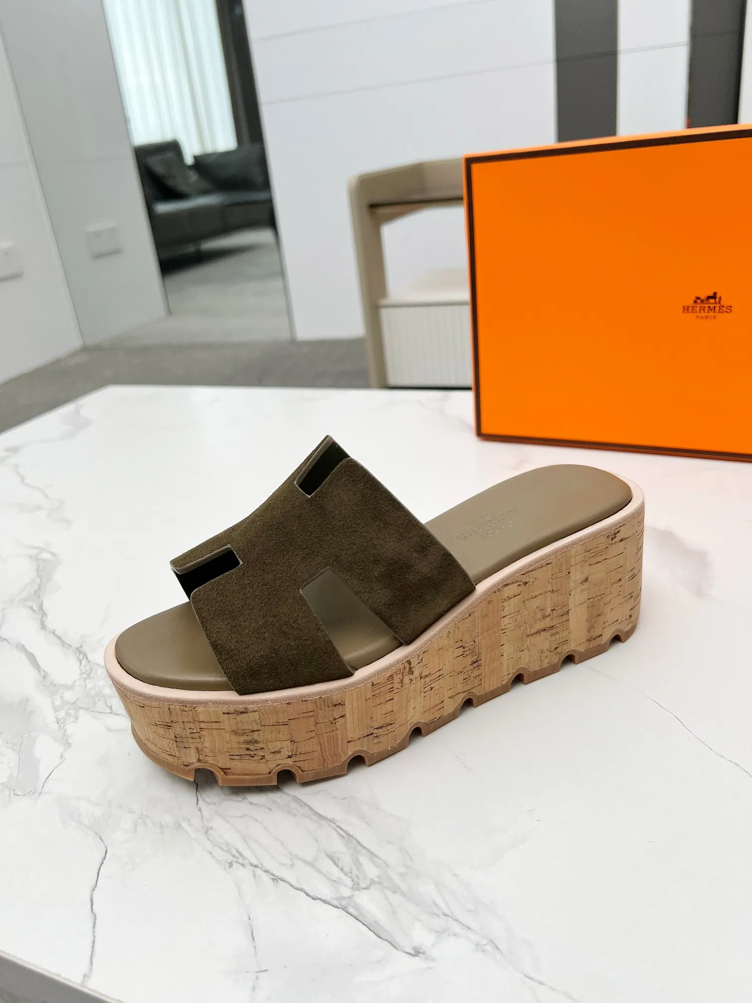 👟👟Ex-factory price 400👟👟 Hermès, upgraded version and workmanship materials. Hermes®🔴The highest version of handmade shoes on the market✨✨ Top product Hermès platform shoes🐎——————————The new model in early spring is the same as the original version, handmade by masters! ❥High-end customization, exclusive products, the highest version in the industry⚠❥Using: Hermers upper: Italian imported cowhide + sheepskin lining (pursuing top walking comfort) ✨～～〰〰〰〰❥ Packing: full set of original packaging━━━━Hermes━━━━━ size: 35-41 (42) customized and non-returnable)